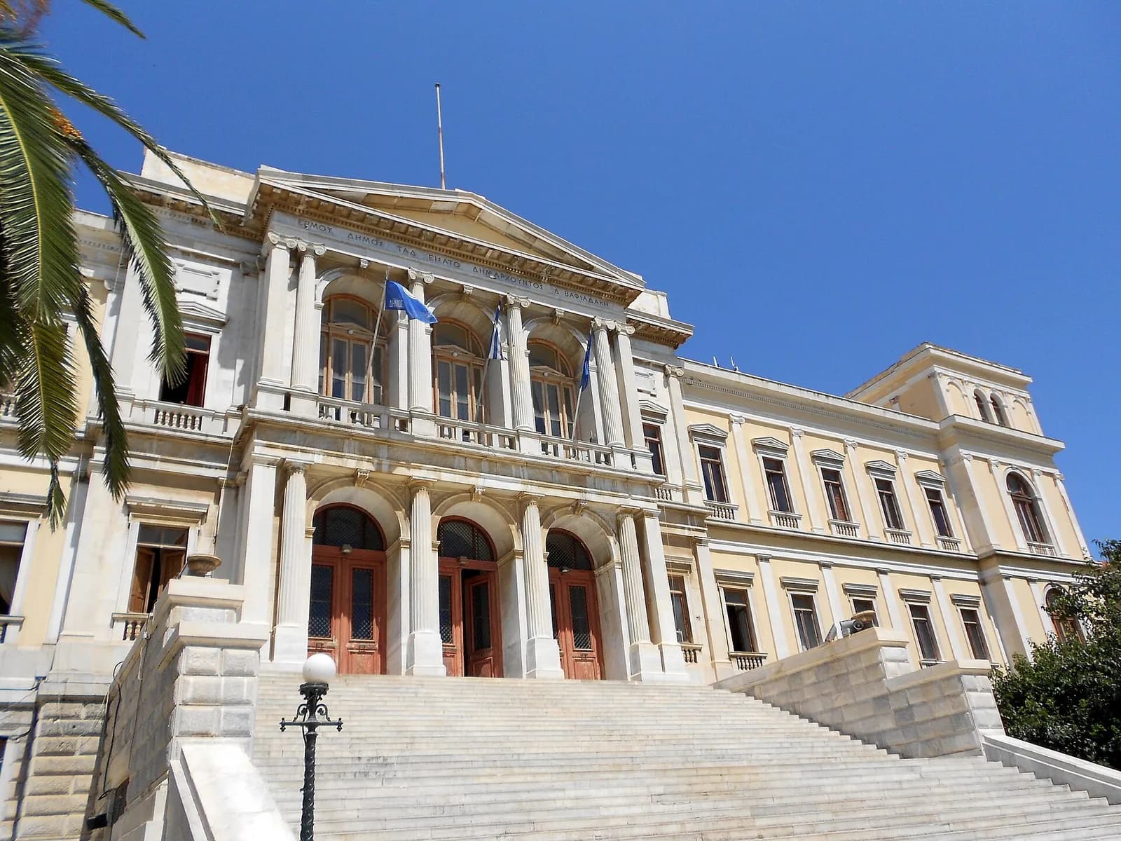 Η πρόσοψη του Δημαρχείου Ερμούπολης